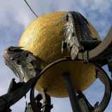 ...rivela ai nostri occhi la magnifica sfera. Sostenuta da supporti ferrei a foglia � composta da tessere dorate che, risplendendo alla luce del sole, quasi ci abbagliano